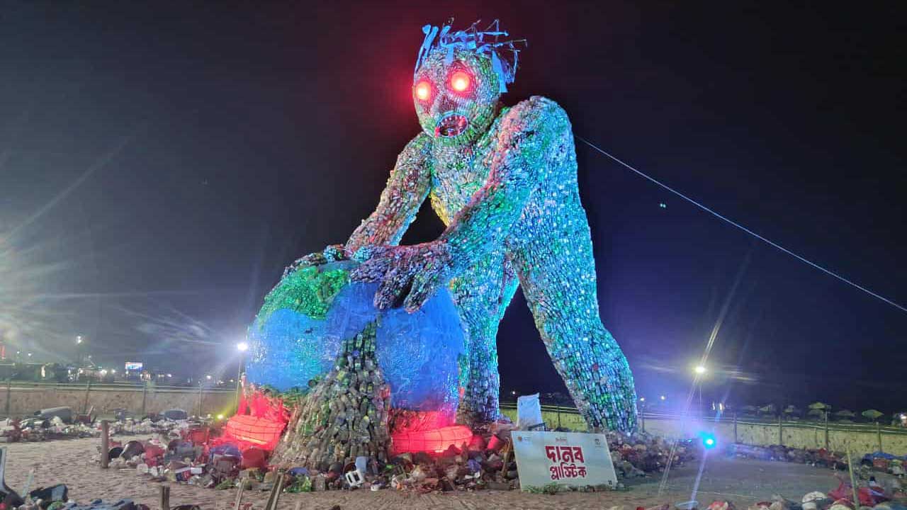 কক্সবাজার সৈকতে ৬ মেট্রিক টন প্লাস্টিক দিয়ে তৈরি হলো দানব ভাস্কর্য